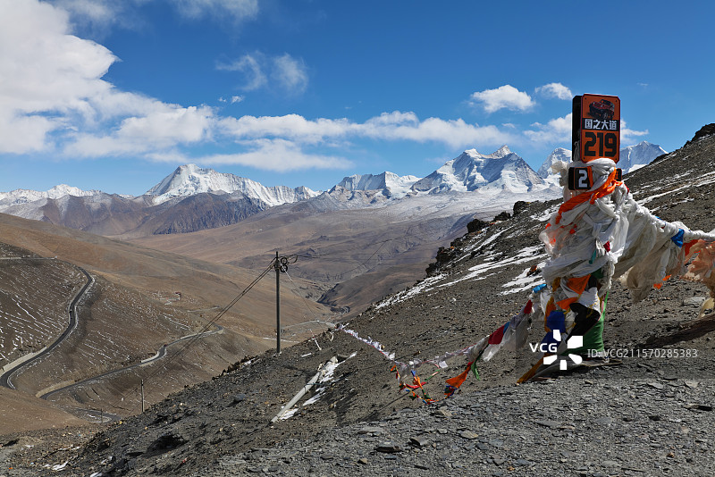在G219蒙达拉山垭口（海拔5363米）眺望库拉岗日雪山图片素材