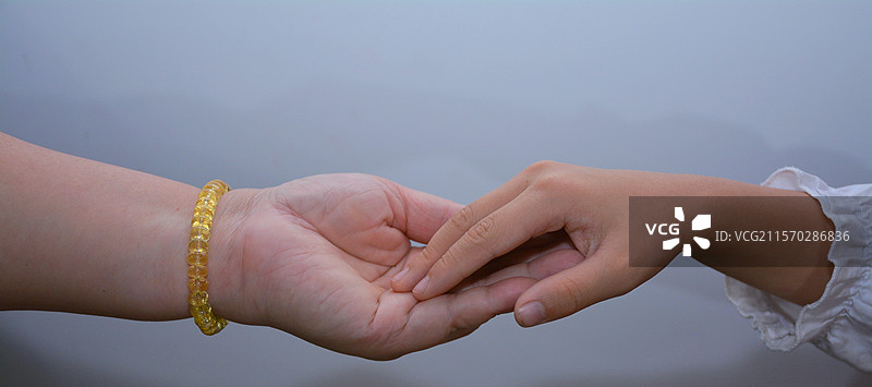 六一儿童节给孩子们送苹果图片素材
