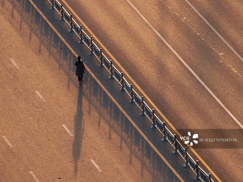 夕阳下的孤独身影图片素材