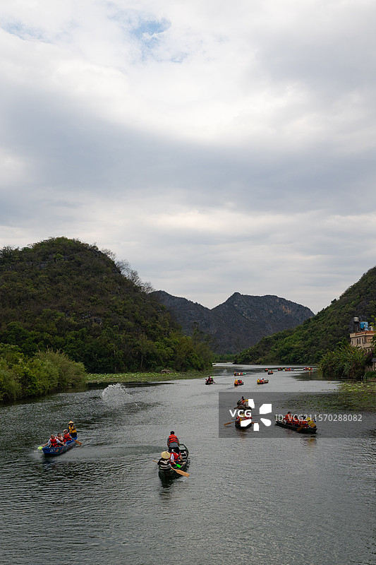 普者黑打水仗、江面上的小船图片素材