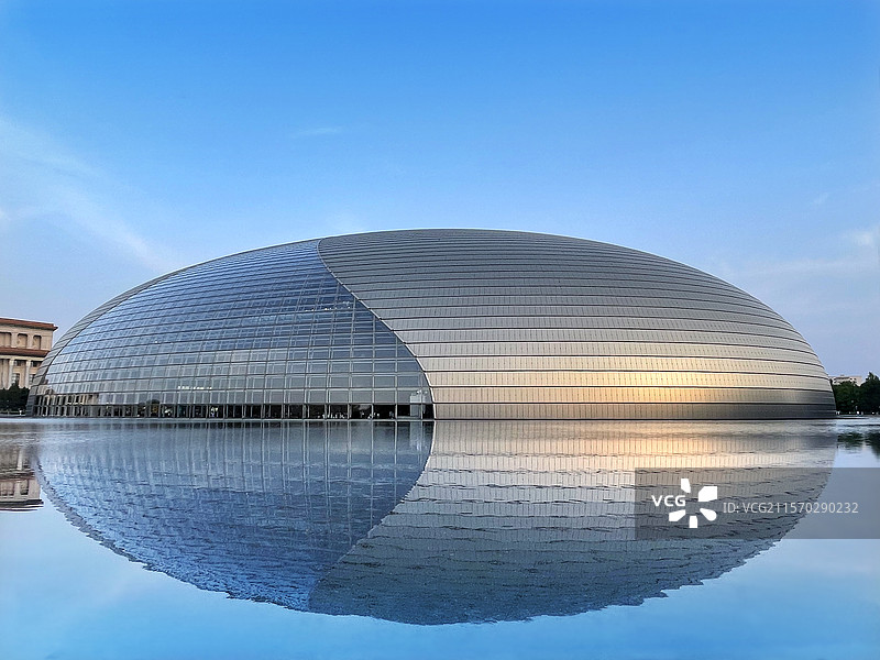 蓝色天空背景下的国家大剧院图片素材