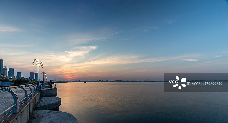 大连东港日落时分的海面风景图片素材