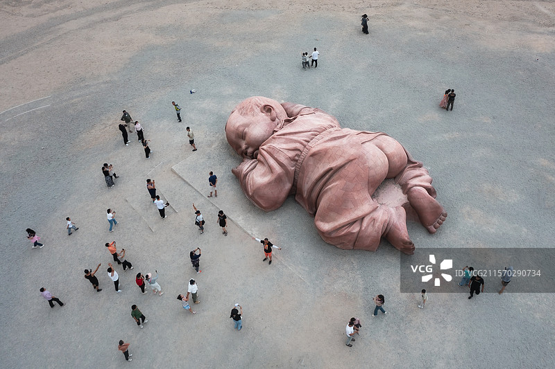 甘肃瓜州戈壁滩上的雕塑作品大地之子图片素材