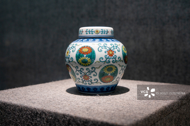 扬州博物馆藏斗彩团菊花纹罐图片素材