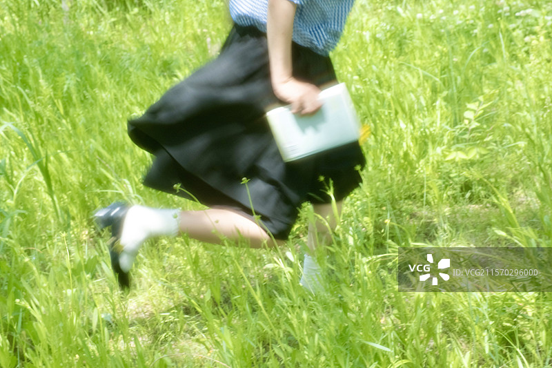 跑动的女生图片素材