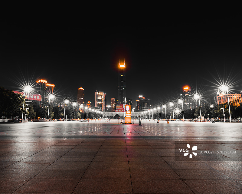 广州天河体育中心和花城广场的夜景图片素材