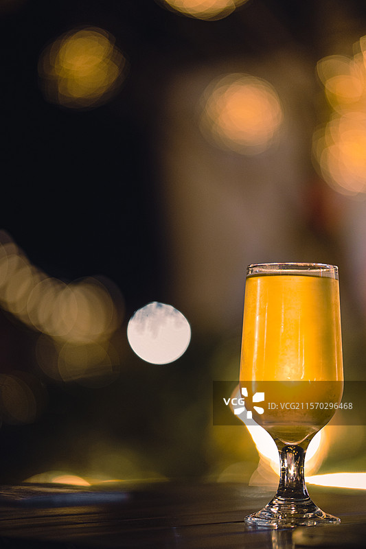 高脚玻璃杯图片素材