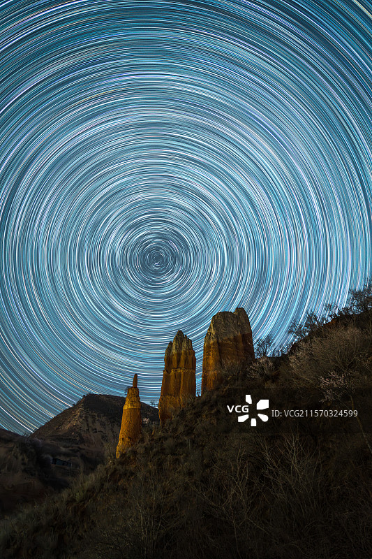 七彩丹霞佛指山星空星轨图片素材