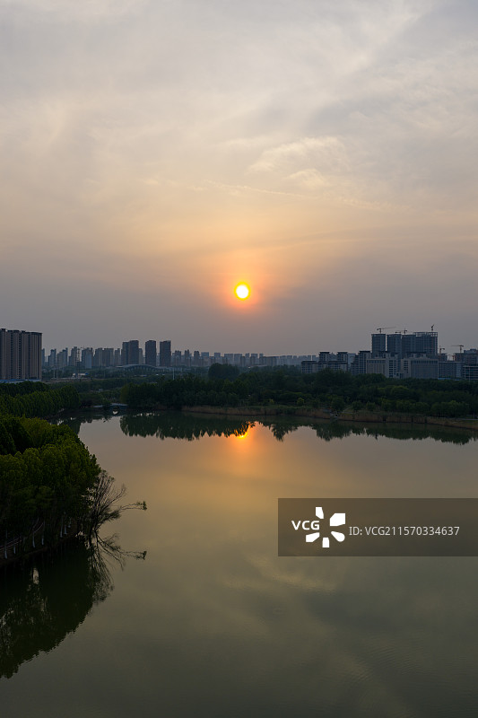 周口 植物园 植物园湖 晚霞 反射 城市天际线 植物 树木图片素材