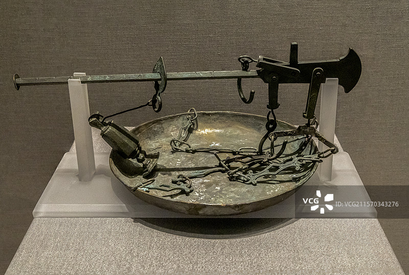 内蒙古博物院“交融汇聚”展：青铜权及秤（元代，内蒙古博物院藏）图片素材