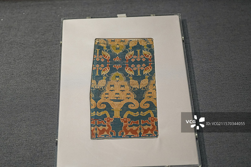 唐代 蓝地对鸭对羊灯树纹锦 吐鲁番阿斯塔那古墓出土 新疆维吾尔自治区博物馆图片素材