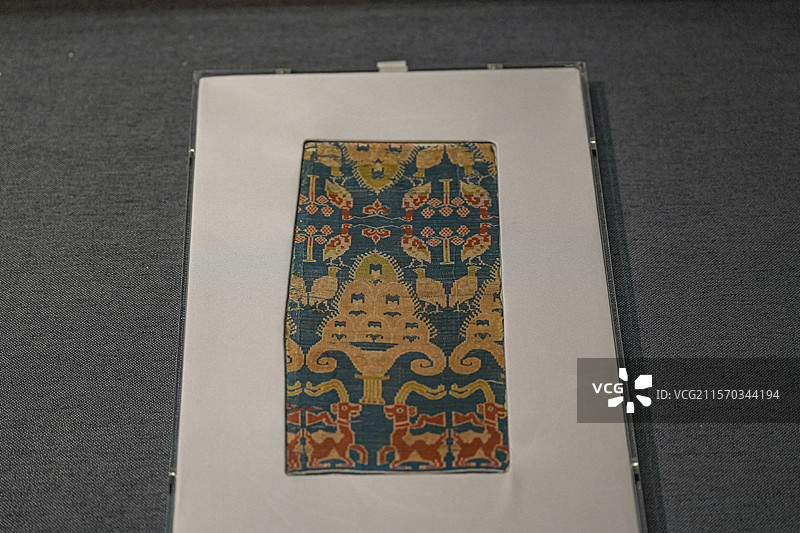 唐代 蓝地对鸭对羊灯树纹锦 吐鲁番阿斯塔那古墓出土 新疆维吾尔自治区博物馆图片素材