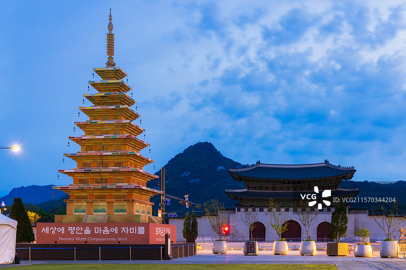 韩国首尔特别市，景福宫正门，光化门（광화문）Gwanghwamun，朝鲜国门，北岳山，北汉山，夜景图片素材