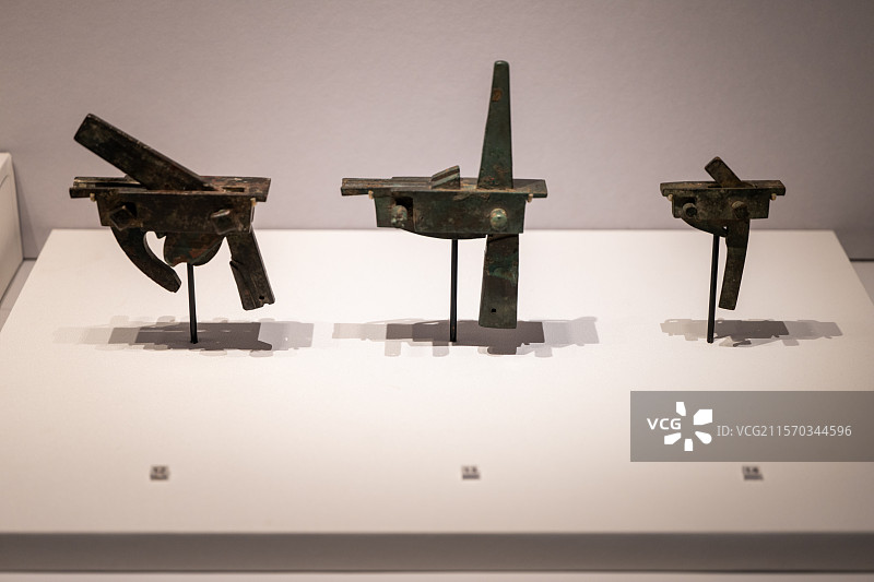 陕西历史博物馆秦汉馆 铜弩机图片素材
