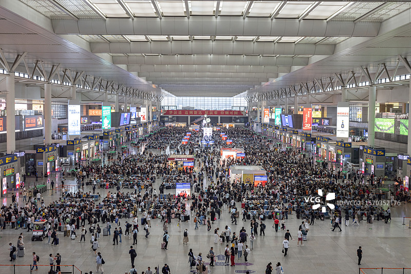 上海虹桥火车站候车大厅里等待出行的人群图片素材