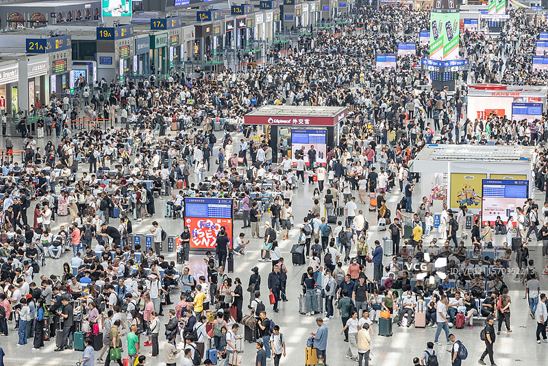 上海虹桥火车站候车大厅里等待出行的人群图片素材