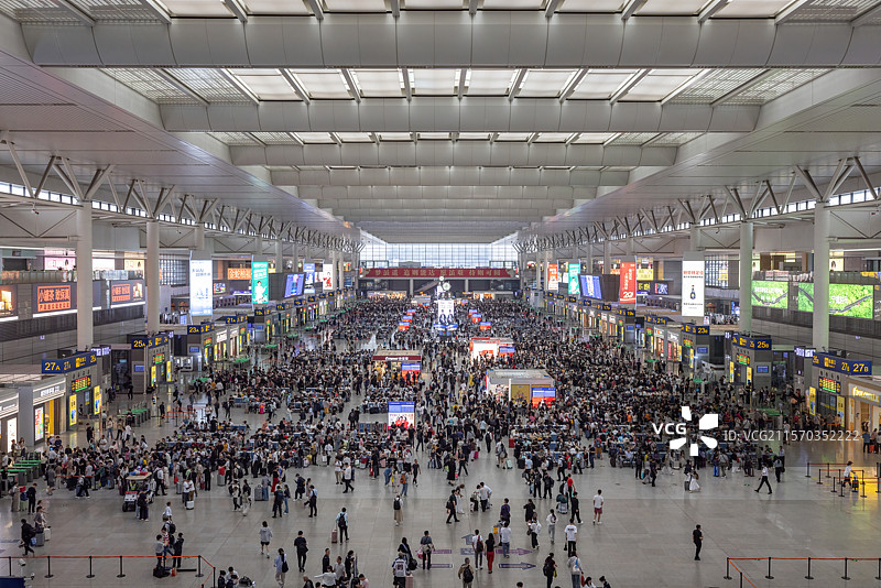 上海虹桥火车站候车大厅里等待出行的人群图片素材