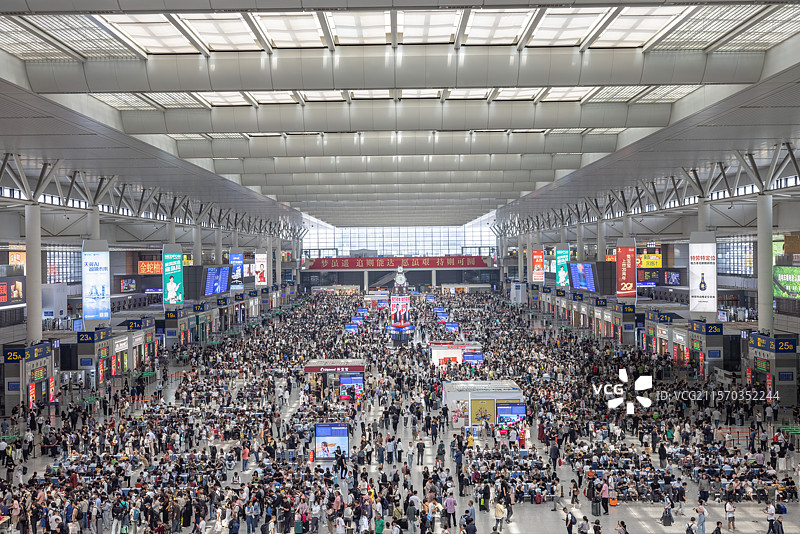 上海虹桥火车站候车大厅里等待出行的人群图片素材