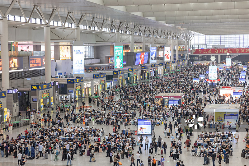 上海虹桥火车站候车大厅里等待出行的人群图片素材