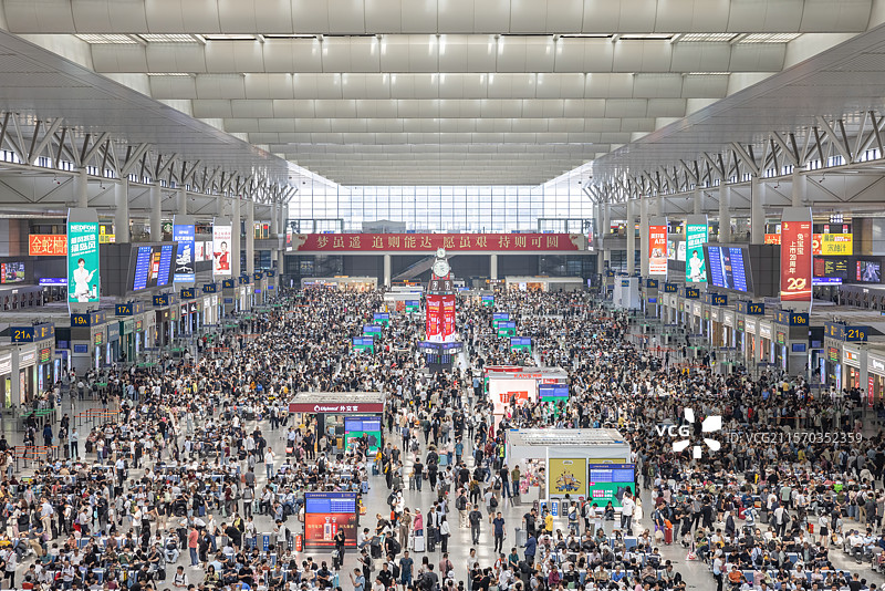 上海虹桥火车站候车大厅里等待出行的人群图片素材