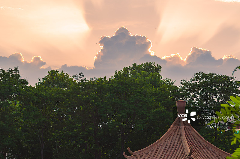 云层后的霞光光芒万丈图片素材