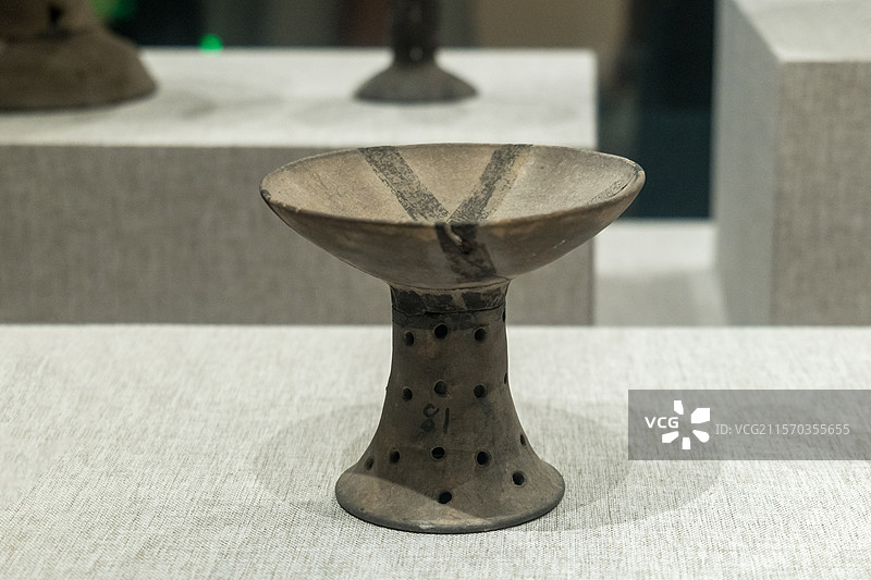 灰陶豆 新石器时代大汶口文化 兖州李家堂出土 孔子博物馆藏图片素材