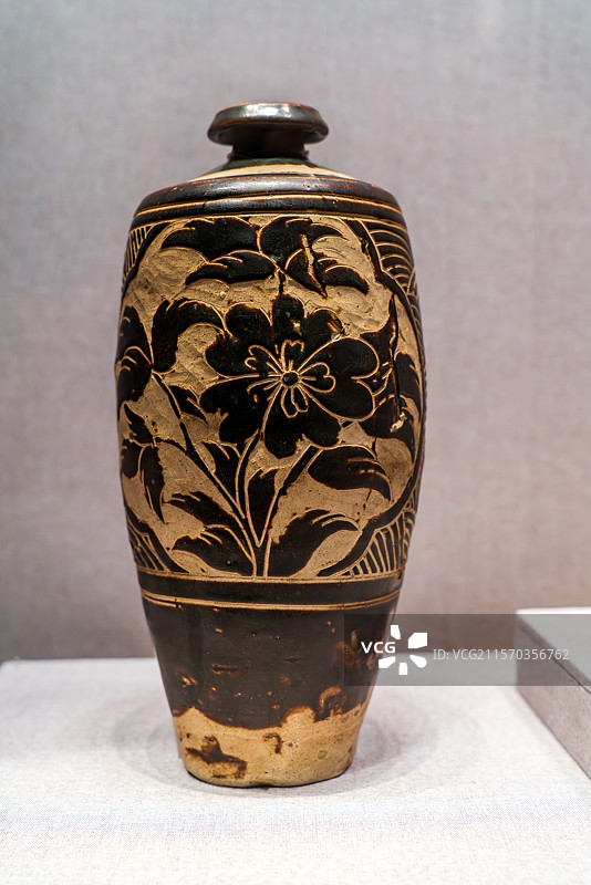褐釉剔刻牡丹花纹经瓶，上海历史博物馆“贺兰山下‘桃花石’—西夏文物精品展”图片图片素材
