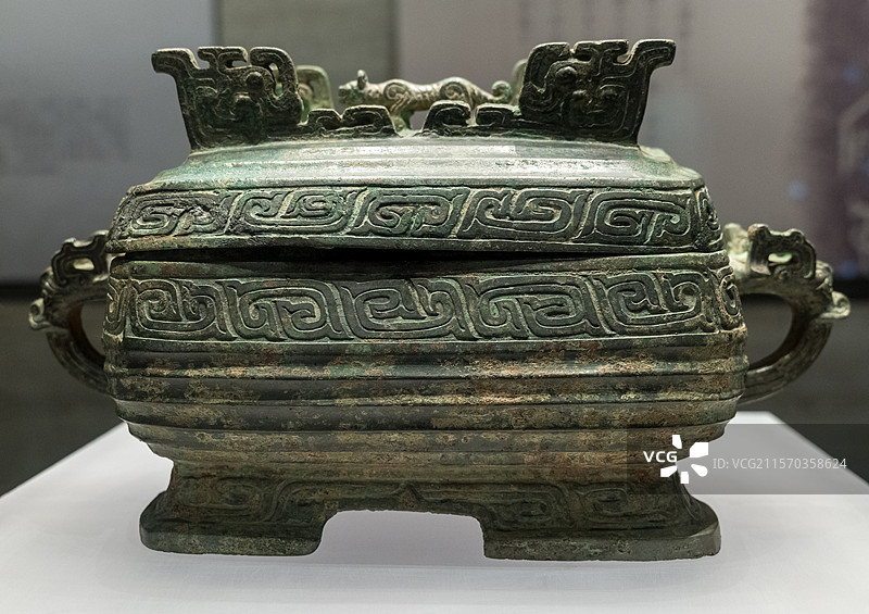 “鲁伯悆”兽首鋬窃曲纹虎钮铜盨 西周 鲁国故城出土 孔子博物馆藏图片素材