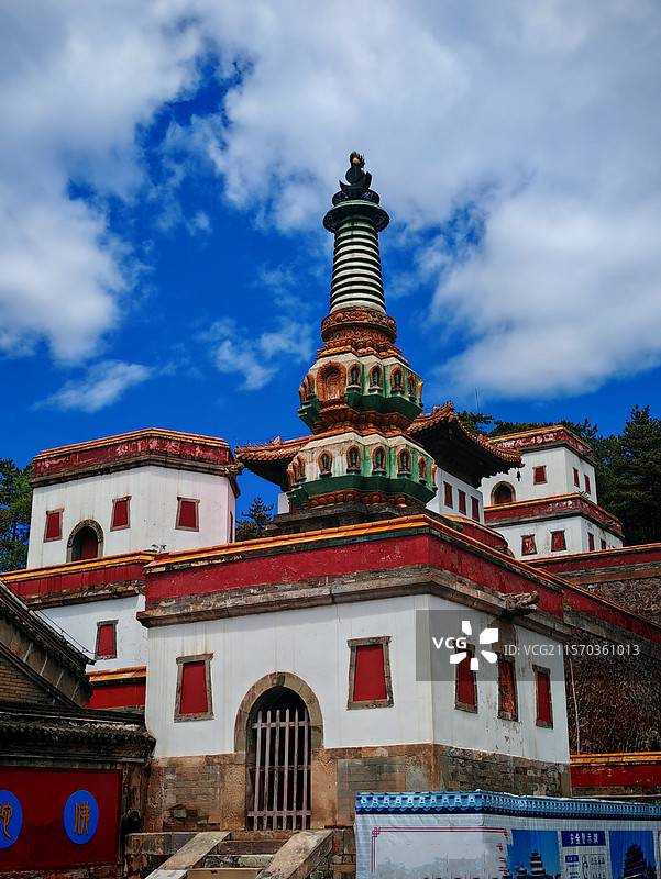 小布达拉宫的一偶：藏文化式的建筑色彩丰富，以红黄为主，拍的这一部分建筑在蓝天白云的衬托下更美丽而壮观图片素材