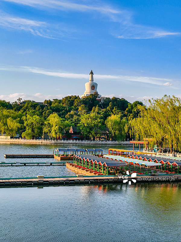 湖光塔影舫舟闲图片素材