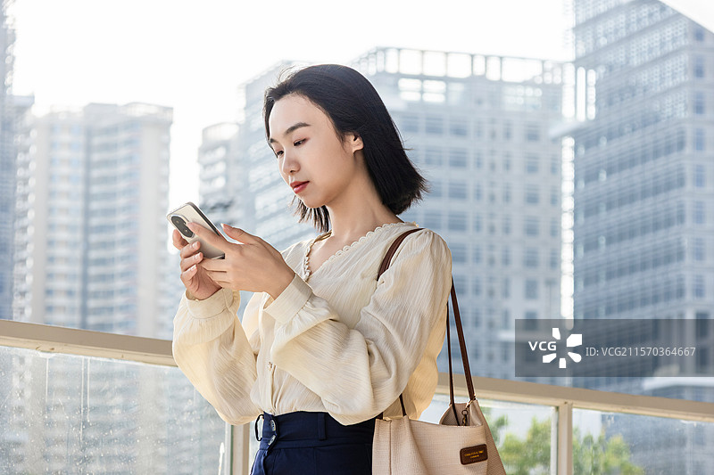 东方商务人像都市白领使用手机图片素材