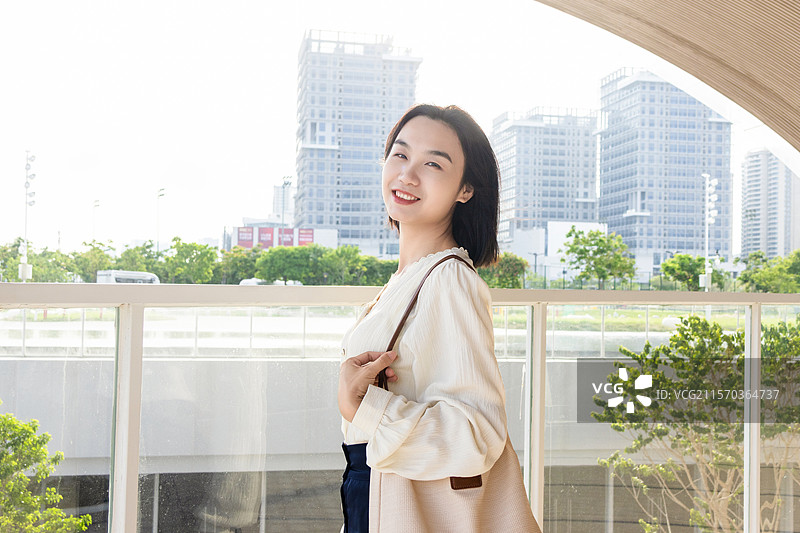 东方商务人像青春靓丽的都市白领图片素材