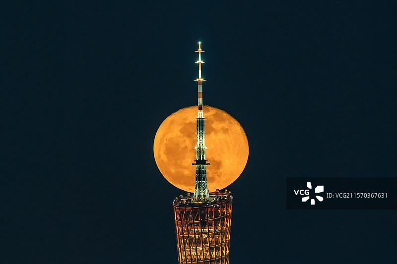 广州塔和超级月亮的特写图片素材