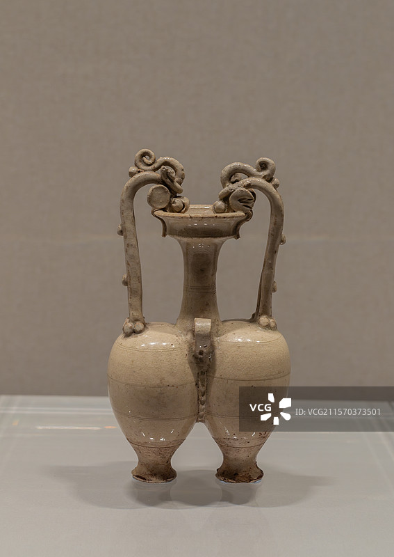 天津博物馆藏隋代白釉双龙柄联腹传瓶图片素材