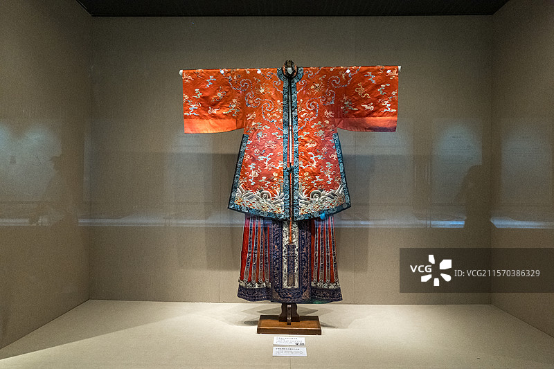 红缎绣云蝠花卉镶边褂、红暗花绸绣龙凤镶边马面裙 清代 孔子博物馆藏图片素材