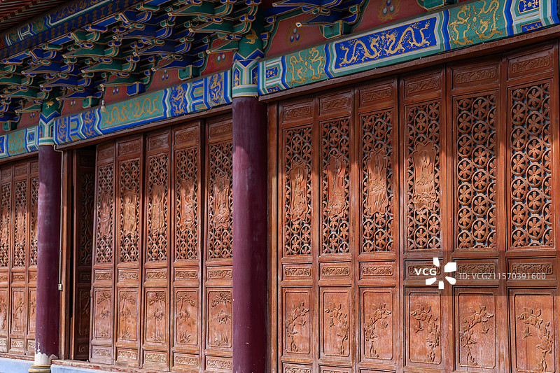四川绵阳涪城区观音寺圆通殿古韵木雕门扉图片素材