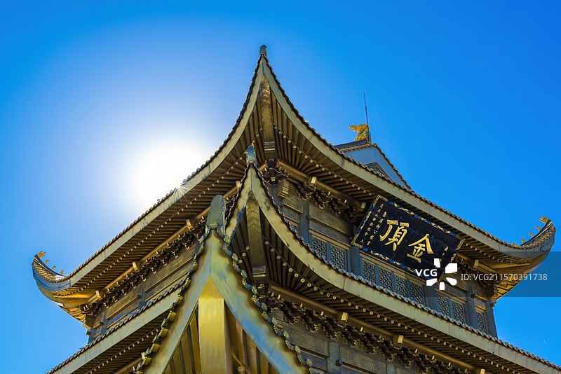 阳光照耀下的峨嵋山金顶寺庙图片素材