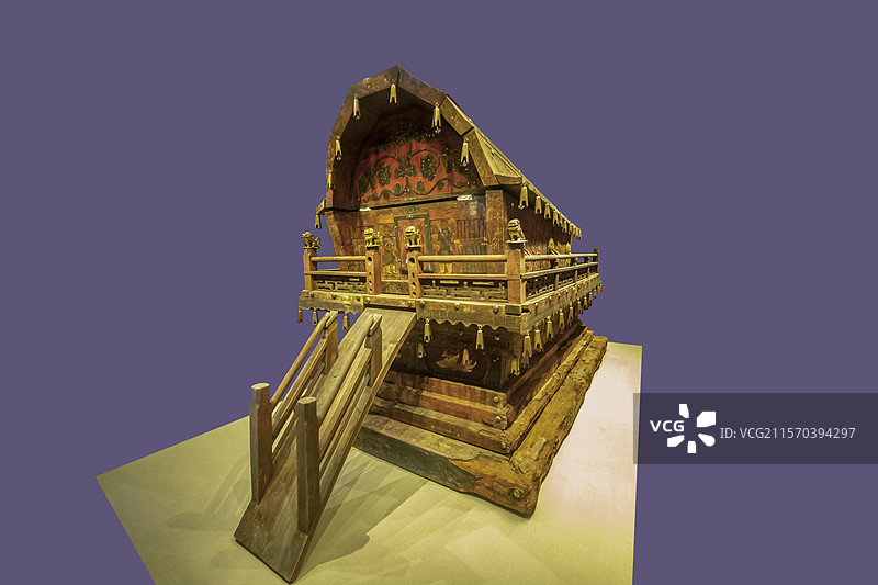 内蒙古博物院“大辽契丹”展：彩绘木棺及棺座（辽，通辽市科尔沁左翼后旗吐尔基山辽墓出土）图片素材