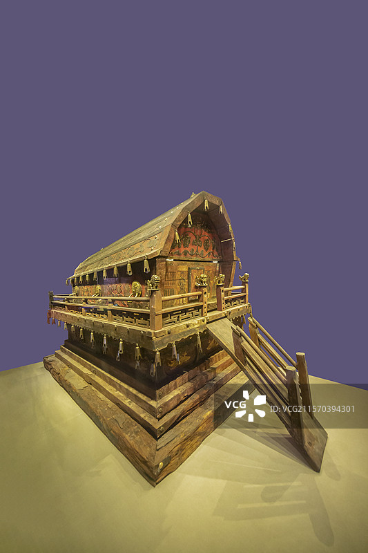 内蒙古博物院“大辽契丹”展：彩绘木棺及棺座（辽，通辽市科尔沁左翼后旗吐尔基山辽墓出土）图片素材