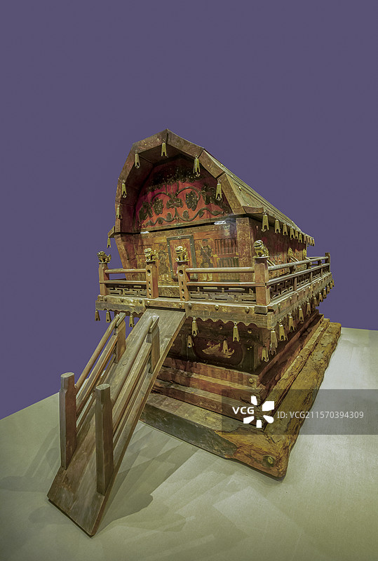 内蒙古博物院“大辽契丹”展：彩绘木棺及棺座（辽，通辽市科尔沁左翼后旗吐尔基山辽墓出土）图片素材