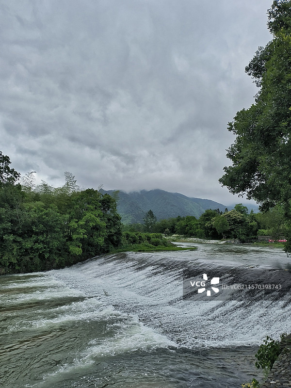 安徽省黄山市宏村外河流水坝瀑布图片素材