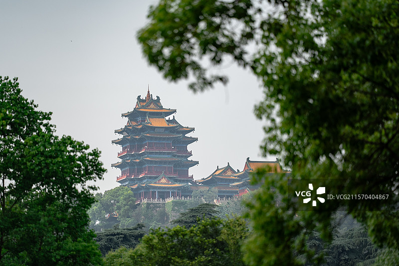 透过绿树看到的阅江楼图片素材