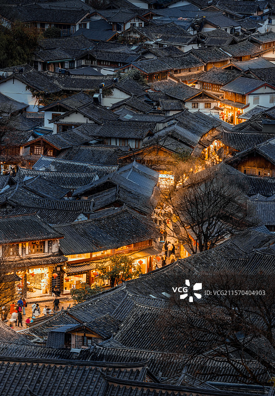 丽江夜韵，黛瓦流金图片素材