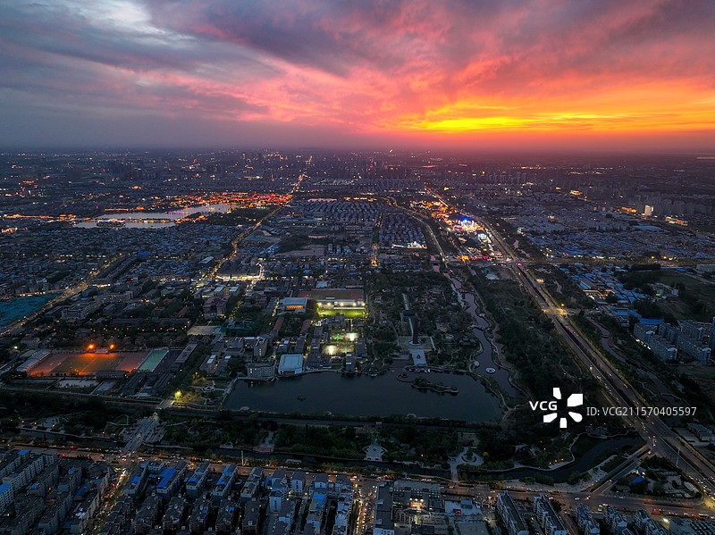 河南省开封市开封铁塔公园夕阳夜景航拍图片素材