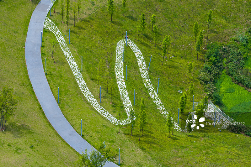 公园草地上弯曲的步行道路园艺景观图片素材