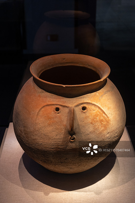 公元前2千纪巴基斯坦陶瓷文物人面陶瓮图片素材