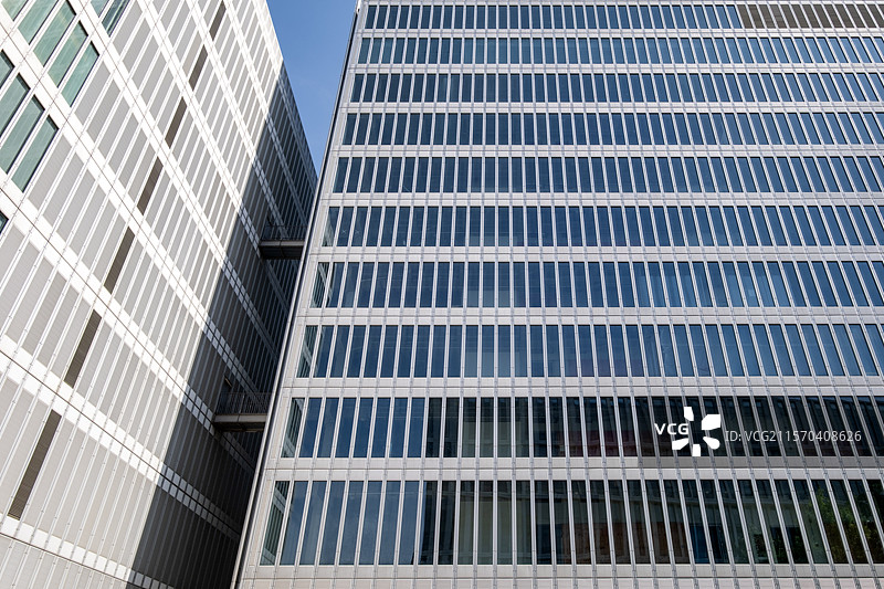 竖条纹玻璃幕墙对称高楼仰视图图片素材