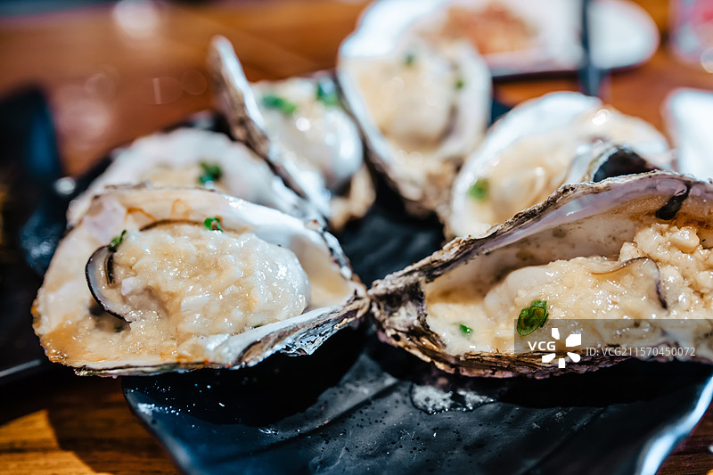 广东湛江知名美食小吃 蒜蓉烤生蚝图片素材