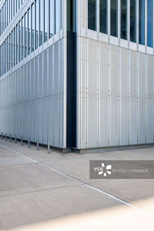 白色现代立面与地面夹角构成的几何视图图片素材