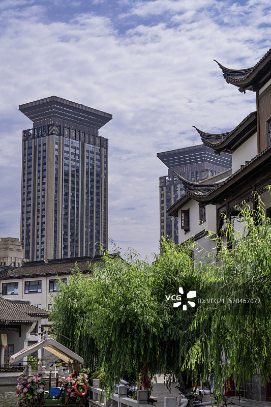 云南红河弥勒-红河水乡传统建筑与现代建筑风光图片素材